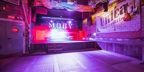 Sala Moby Dick vacía y sin publico con todas los focos activos 