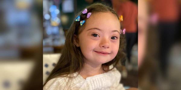 Francesca Rausi, la pequeña modelo con síndrome de Down que enamora a las pasarelas.