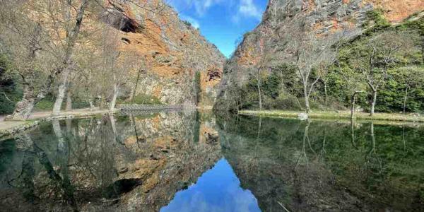 El lago rodeado de las montañas del Monasterio de piedra