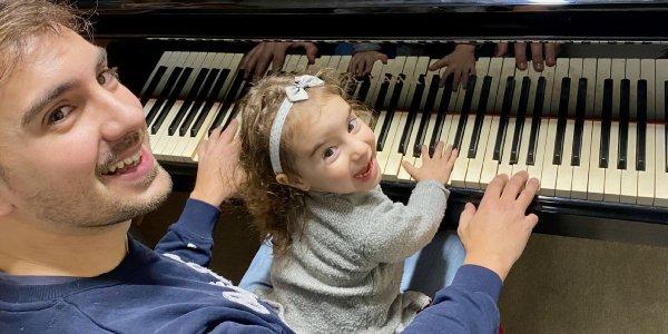 Morant al piano con su hija Mara