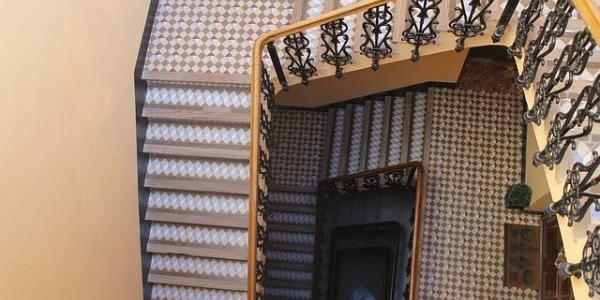 Escaleras decoradas con mosaicos