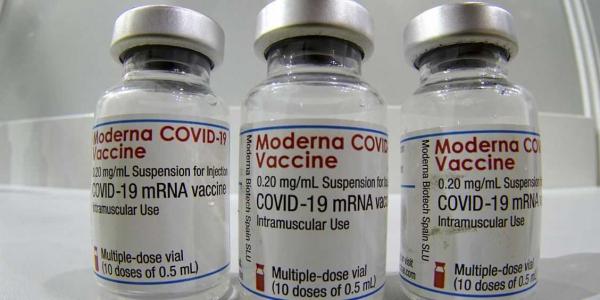 Tres dosis de la vacuna de Moderna