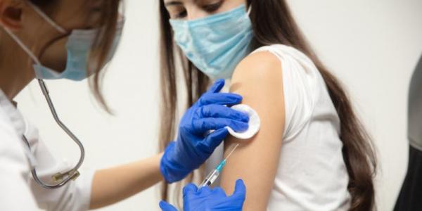 Una enfermera vacuna a una mujer contra la Covid-19 | Foto: Freepik