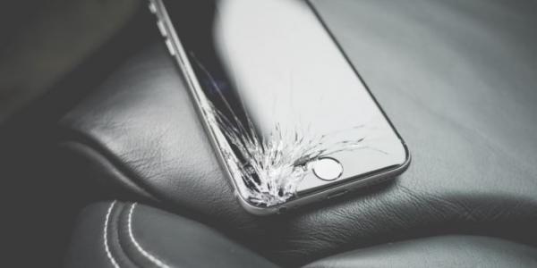 Teléfono móvil con la pantalla dañada