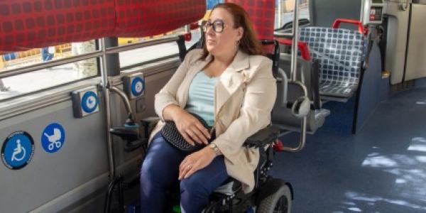 Señora en silla de ruedas en un autobús