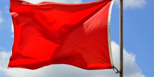 Una bandera roja en una playa española 
