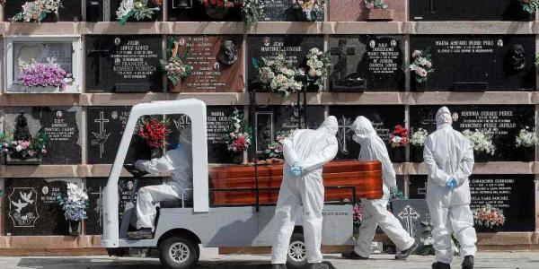 Entierro de un fallecido con coronavirus, en el cementerio del Cabañal, en Valencia. EFE