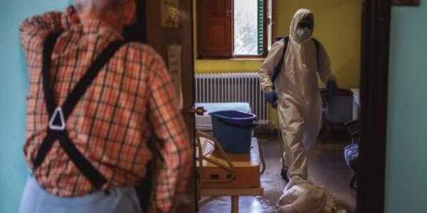 Un hombre espera a que desinfecten su habitación en una residencia de mayores / Olmo Calmo/ Médicos Sin Fronteras