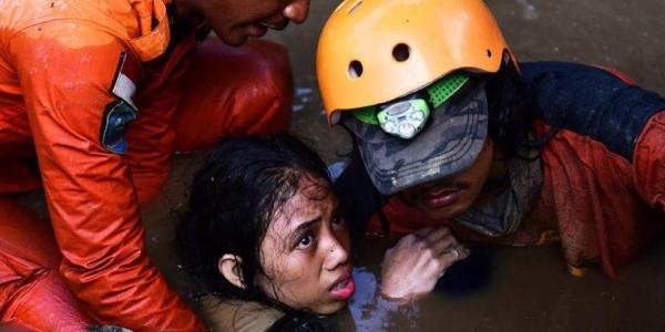 Una niña rescatada tras un tsunami en Indonesia