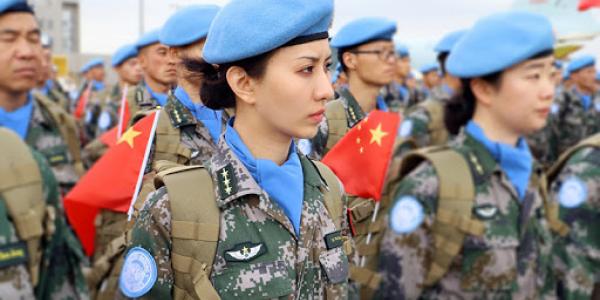 Una mujer con traje en un territorio en conflicto 