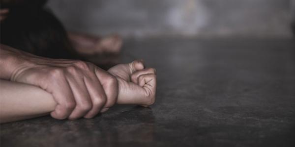 Mano de un hombre sujetando la mano de una mujer con violencia / Pixabay