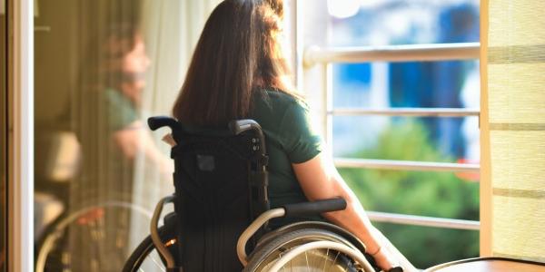 Mujer con discapacidad en una silla de ruedas