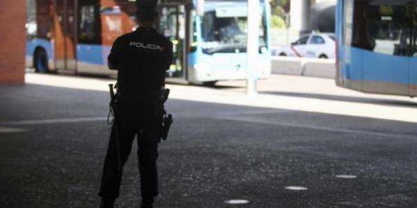 Policía vigilando en una zona de Madrid