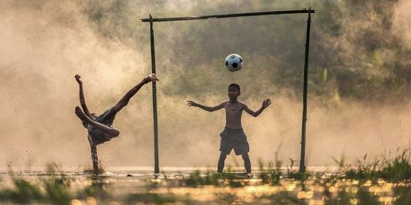Niños jugando al fútbol / Pixabay