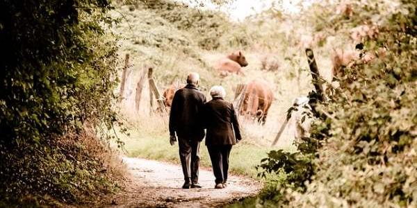 Pareja de ancianos en un municipio rural