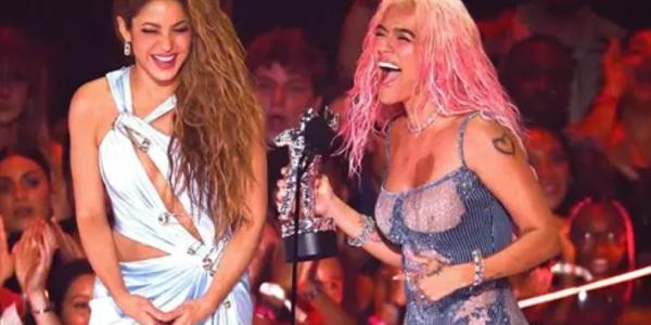 Archivo - Shakira y Karol G recogen el premio a la Mejor Colaboración por 'TQG' en el escenario de los MTV Video Music Awards 2023