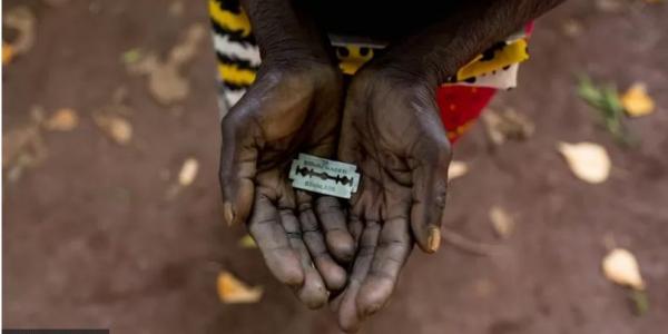 Cuchilla en las manos de una mujer de raza negra