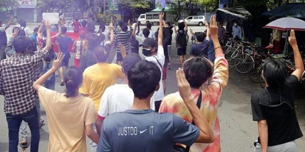 Las protestas en Myanmar continúan ante la falta de ayudas/Cadena SER