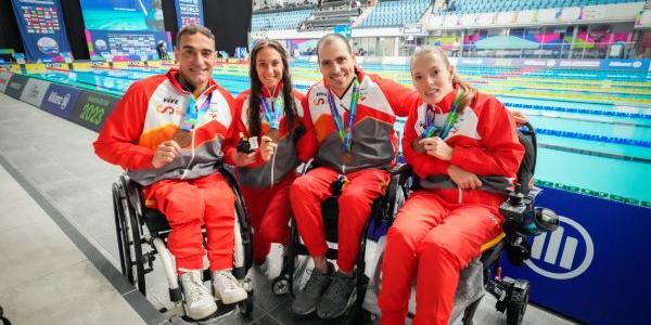 De izquierda a derecha, Miguel Luque, Sarai Gascón, Toni Ponce y Marta Fernández, en el Mundial de Natación de Manchester 2023 