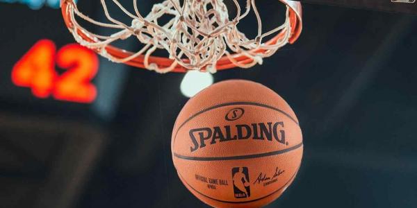 Un balón de la NBA, después de pasar por el aro / Foto: MARCA