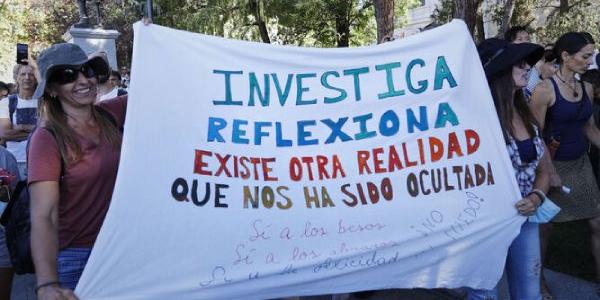 Negacionistas del coronavirus con una pancarta en la concentración de Madrid