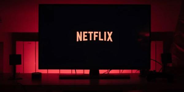 Pantalla de televisión con el logo de Netflix en el centro de la imagen 