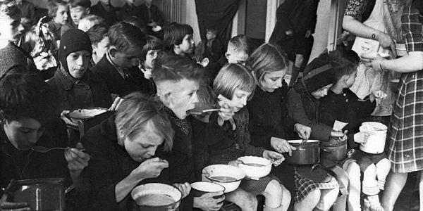 Niños comiendo sopa en un centro de acogida durante el Invierno del Hambre en Holanda (1944-1945) 
