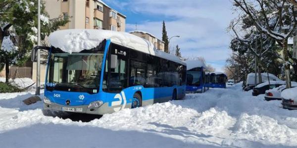 Destrozos por la nevada en autobuses de la EMT de Madrid 