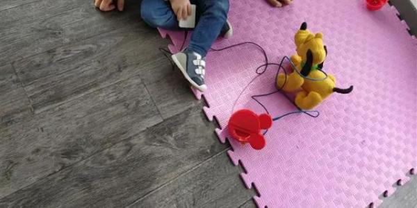 Un niño juega con un juguete adaptado por 'Jugar es obligatorio'.