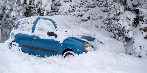 Coche lleno de nieve