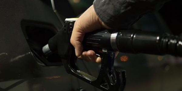 Una persona reposta gasolina en su coche