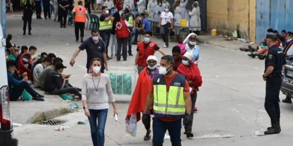 Menores atendidos por Cruz Roja tras llegar de forma ilegal a Ceuta.
