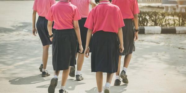 Niñas caminando vestidas con uniformes