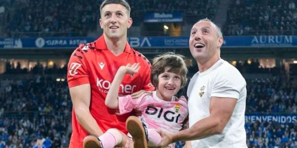 Javi, junto a Santi Cazorla y Abel Bretones