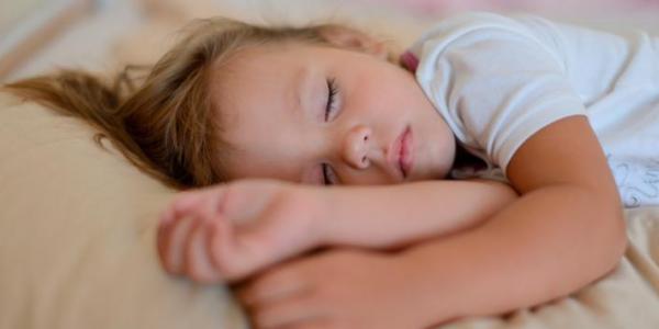 Los niños que duermen bien y madrugan más tienen mejor rendimiento académico