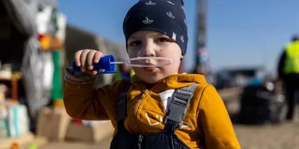 Un niño juega en el campamento de refugiados en Budomierz (Polonia).