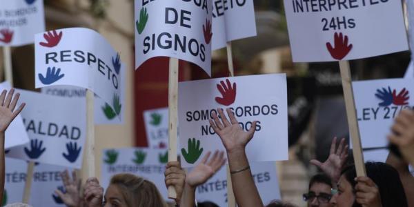 Manifestación por la educación de niños sordos en igualdad de condiciones