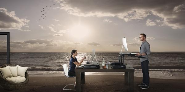 Una pareja trabajando en un destino con playa