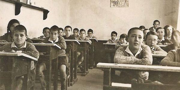Aula en un colegio en España a inicios del siglo XX.