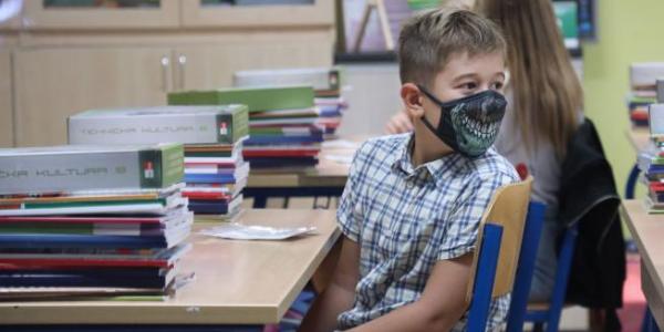 Un niño con una mascarilla