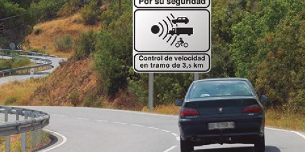 Señal que indica un próximo radar de tramo en una carretera | Foto: DGT