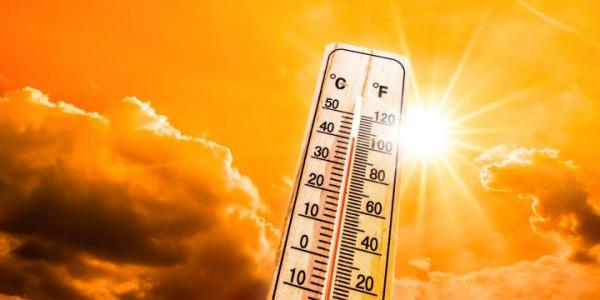 Termómetro indicando altas temperaturas en una ola de calor