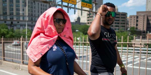 Una mujer se cubre del sol durante una ola de calor en Nueva York, EE.UU., el 30 de junio de 2021. 