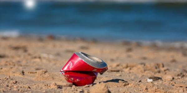 Lata de refresco tirada en la playa