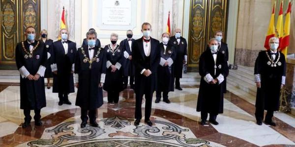 Felipe VI y el presidente del CGPJ, Carlos Lesmes, posan con la Sala de Gobierno del Tribunal Supremo antes de inaugurar el año judicial, en septiembre pasado.J.J. GUILLÉN / EFE