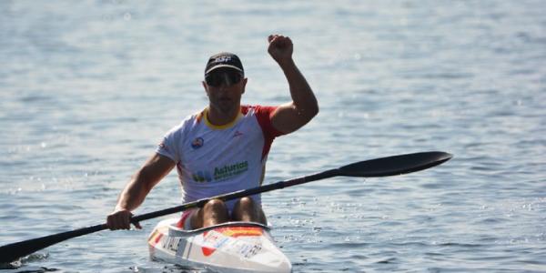 Juan Antonio Valle en el kayack celebrando el oro