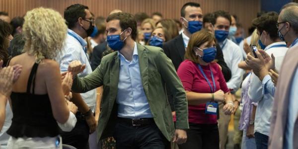 Pablo Casado, en un acto, con mascarilla y chocando el codo