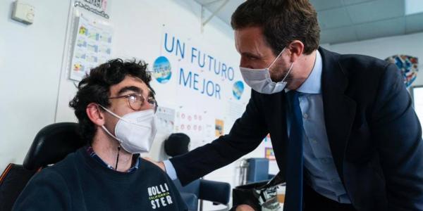 Pablo Casado con una persona con discapacidad