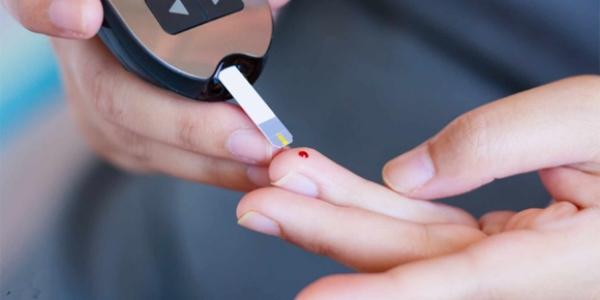 Persona con diabetes midiéndose el azúcar en sangre