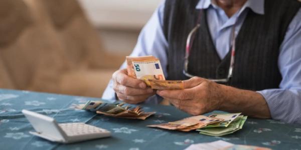 hombre contando su paga extra de Navidad